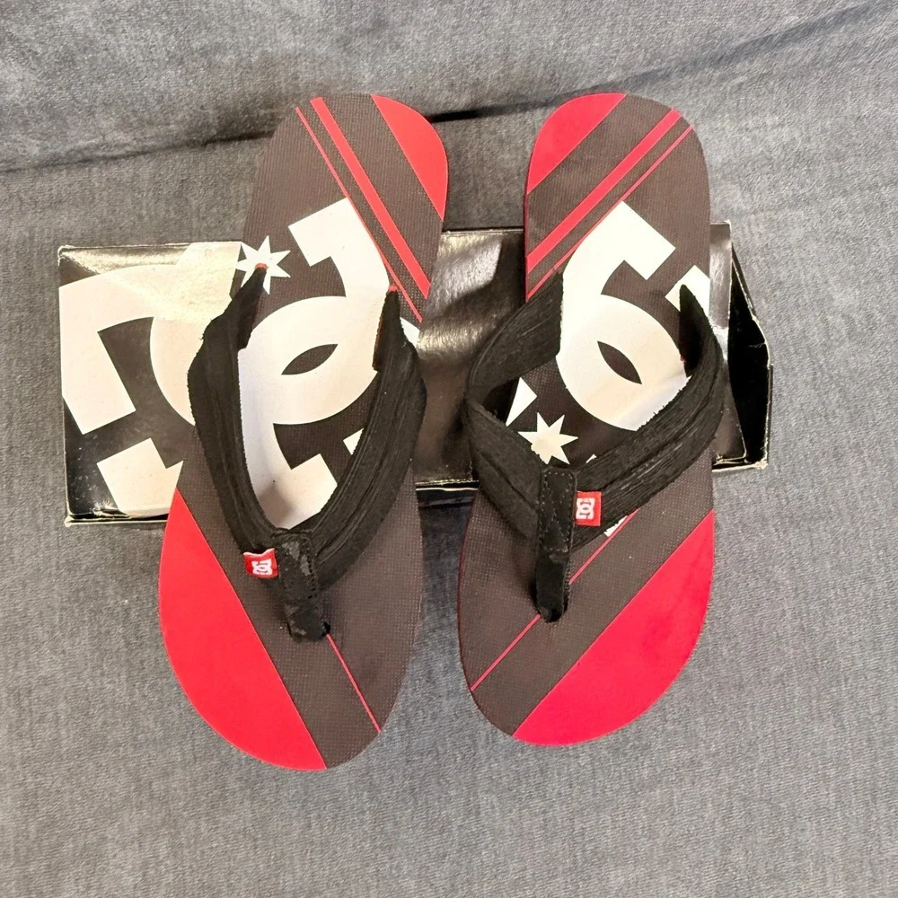 DC Shoes Central Graffik BX Mens 13 Red Black White Synthetic Skate Flip Flops